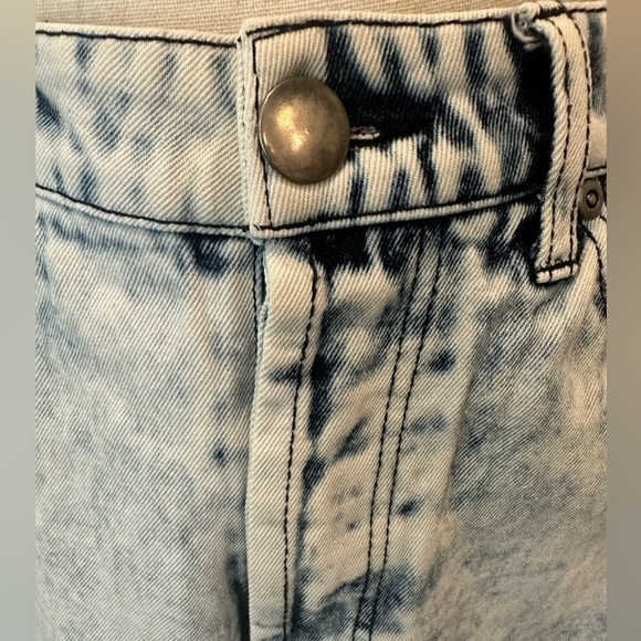 Forever 21 Acid Wash Jean Shorts 30 EUC - Picture 4 of 10